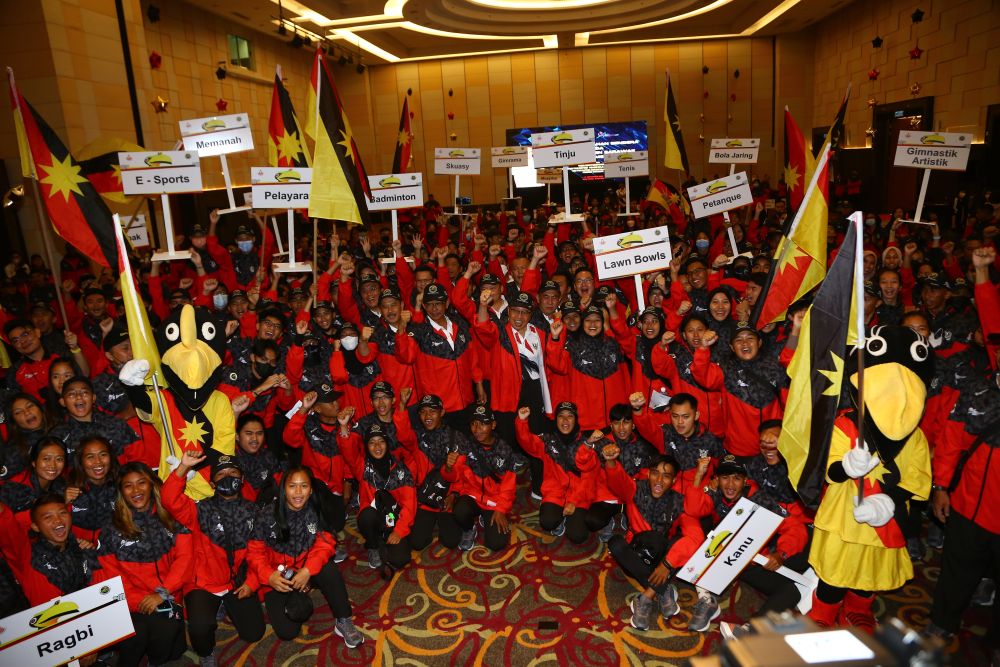 Majlis Penyerahan Bendera Negeri Kepada Ketua Kontinjen Sarawak SUKMA XX oleh Premier Sarawak, Datuk Patinggi Tan Sri Abang Johari Tun Openg, di Hotel Raia sebelum atlet bergerak ke Kuala Lumpur.