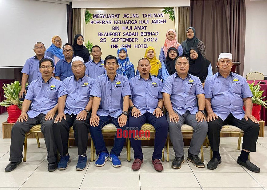  Sebahagian ahli Koperasi Keluarga Haji Jaideh Bin Haji Amat Beaufort Sabah Berhad merakamkan gambar kenangan selepas Mesyuarat Agung Tahunan yang diadakan.