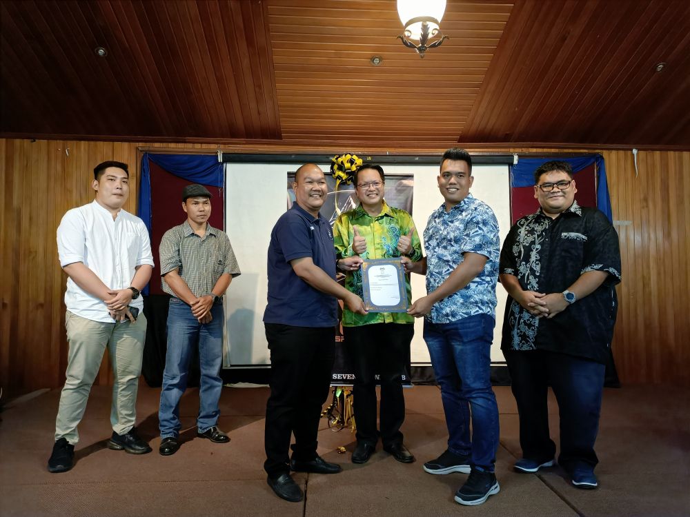 Stephen menerima sijil pendaftaran kelab daripada Roley (kiri) sambil disaksikan Phang (tengah) dan jawatankuasa selepas majlis pelancaran di Eastwood, kelmarin.