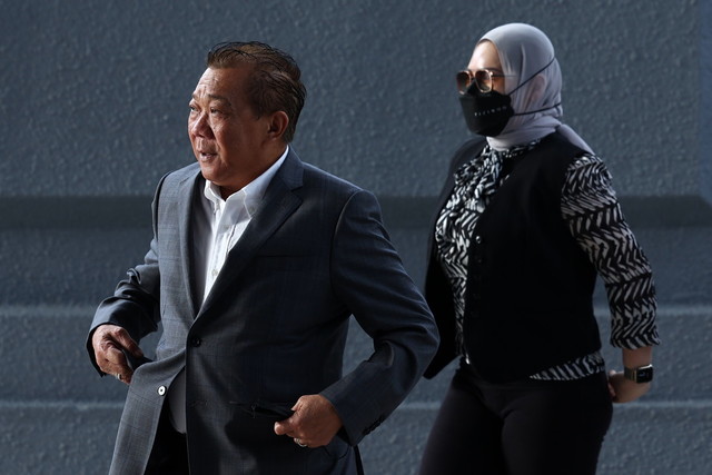 Bung Moktar (kiri) dan isteri Zizie Izette hadir di Kompleks Mahkamah Kuala Lumpur hari ini berhubung perbicaraan bagi tiga pertuduhan melibatkan pelaburan unit amanah Public Mutual Berhad. - Gambar BERNAMA 