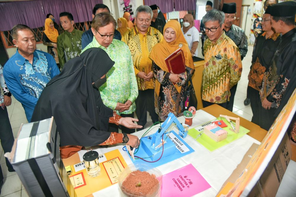 Abang Johari lebuh ti meda pengawa pemandang ba pengerami Makai Lemai Meri Selamat Jubli Perak 25 Taun SMKA TUNAZ. - Gambar Penerangan 