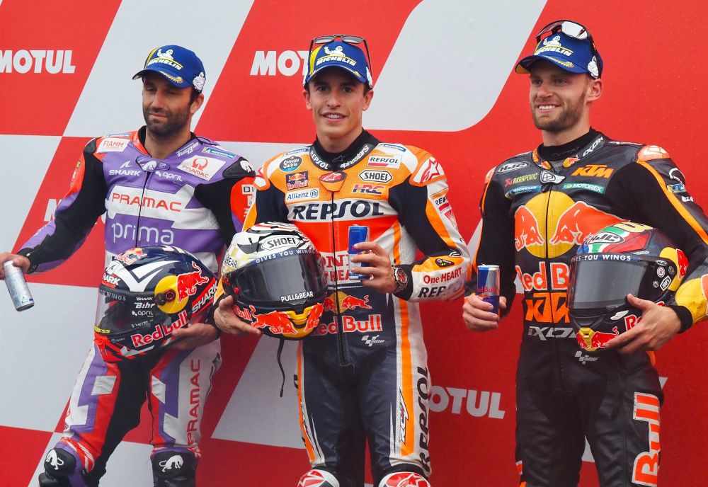Marquez (tengah) meraikan kedudukan petak pertama bersama  Zarco (kiri) dan Binder pada sesi kelayakan MotoGP Jepun di Motegi,kelmarin. — Gambar AFP