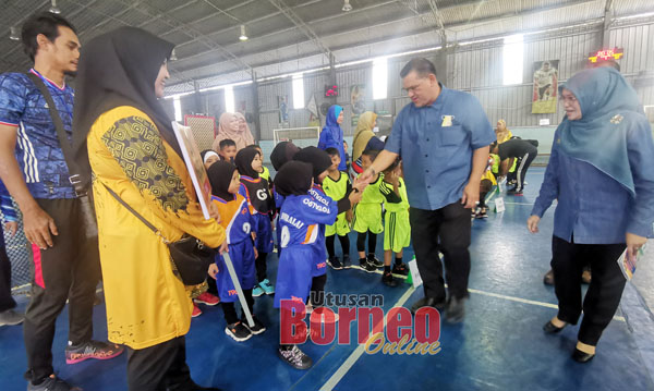  Nizam (dua kanan) beramah mesra dengan murid-murid yang menyertai carnival tersebut.