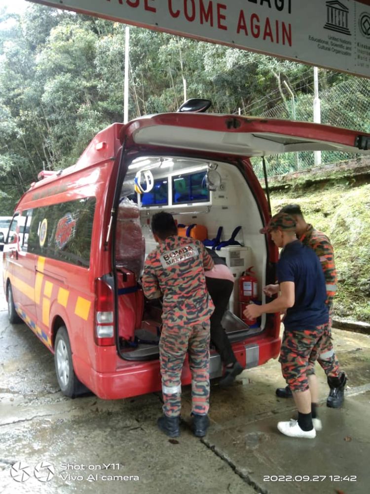  Mangsa yang tiba di Timpohon Gate dihantar ke hospital menaiki jentera EMRS.