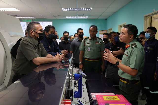 Hishammuddin (kiri) bersama Khairy (dua, kiri) ketika mengadakan lawatan Jabatan Perubatan Hiperbarik di HAT Tuanku Mizan hari ini. - Gambar BERNAMA 