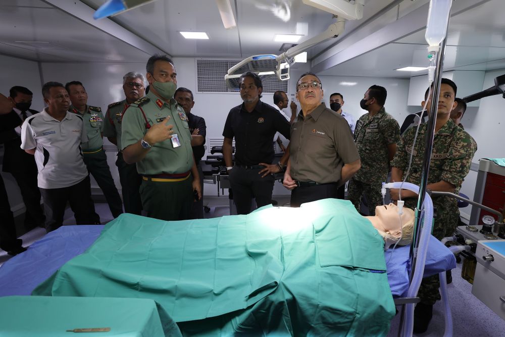 Hishammuddin Tun Hussein bersama Khairy melihat fasiliti di bilik pembedahan bergerak ketika membuat lawatan ke Hospital Angkatan Tentera Tuanku Mizan. – Gambar Bernama