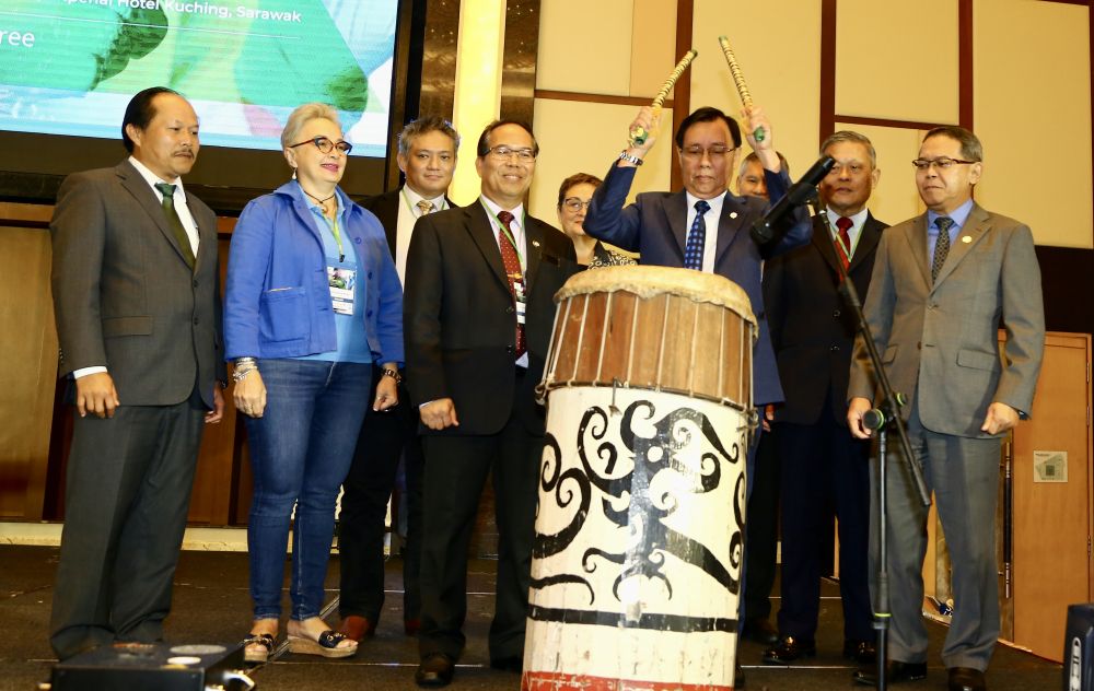 Dr Rundi ngaga simbolik  bejadi Aum RIB 2022 di Kuching kemari. - Gambar Muhammad Rais Sanusi