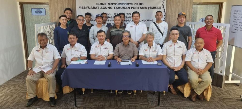  Barisan ahli jawatankuasa baharu Kelab Sukan Permotoran D-One merakamkan kenangan selepas AGM pertama kelab di Kuching, malam Selasa.