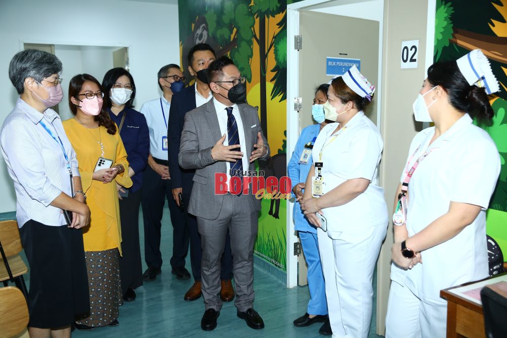  Tiang (tengah) semasa mengadakan lawatan ke Klinik Pakar Pediatrik HUS yang terletak di KOZI Square. Turut kelihatan Dr Ngian (kiri). - Gambar Muhammad Rais Sanusi