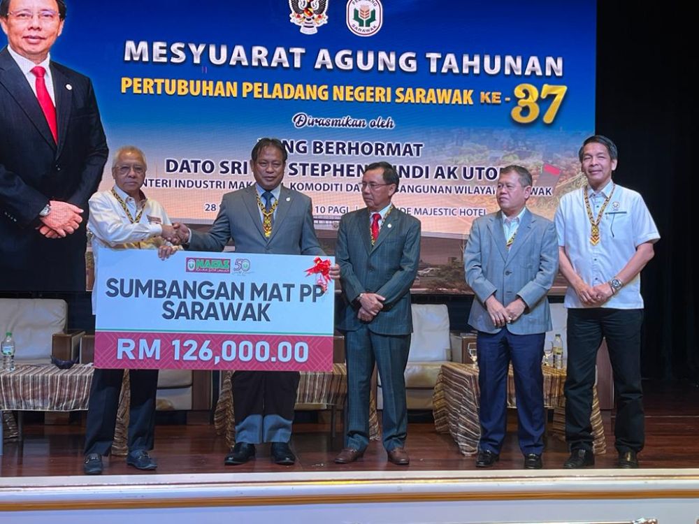  Dr Rundi (tiga kanan) menyaksikan penyerahan cek cura bernilai RM126,000 sumbangan Pengurusan MAT PP Sarawak Tahun 2022 daripada Zamri (kiri) kepada Dr Abdul Rahman (dua kiri) pada majlis tersebut, hari ini. Turut kelihatan, Martin (dua kanan) dan Dennis (kanan).