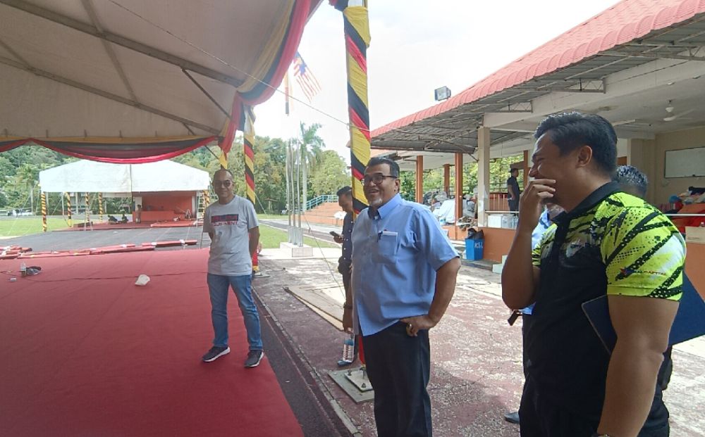  Hasbi (tengah) yakin Mini KUD@Limbang bermula 30 September hingga 2 Oktober ini diyakini mampu mengangkat ekonomi usahawan Bumiputera.