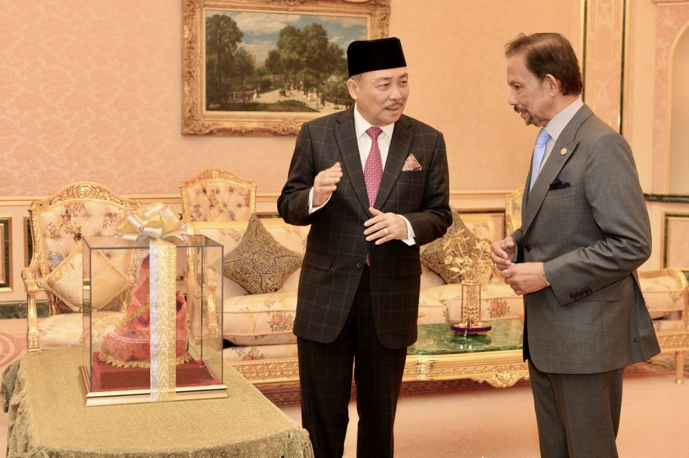  Hajiji menyampaikan cenderamata kepada Sultan Hassanal Bolkiah selepas pertemuan di Istana Nurul Iman di sini.