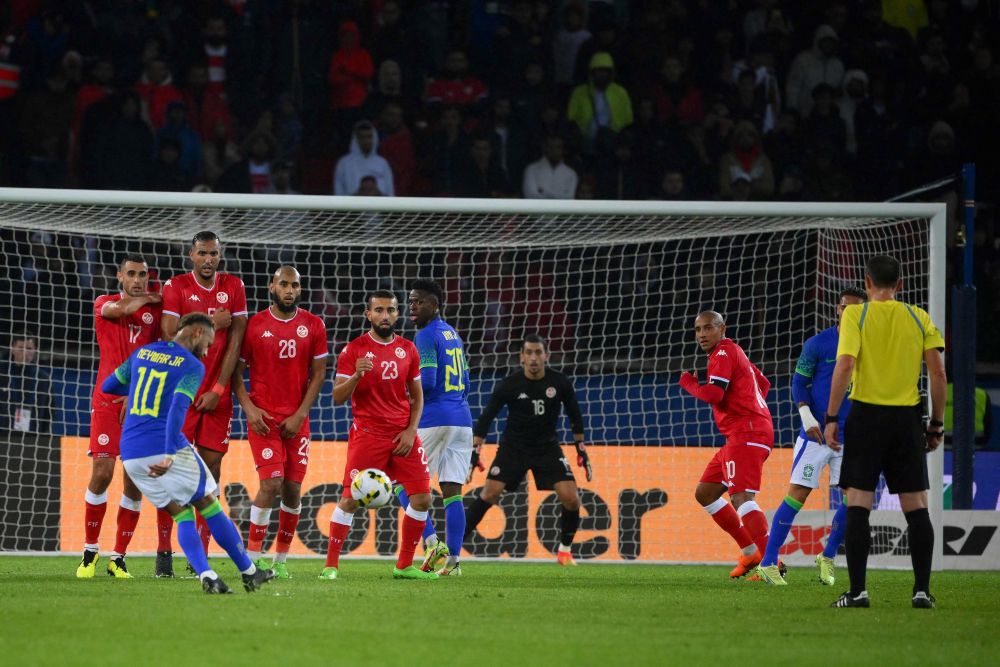 Sebahagian dari babak-babak aksi perlawanan persahabatan antarabangsa di antara Tunisia dan Brazil di Stadium Parc des Princes di Paris. — Gambar AFP
