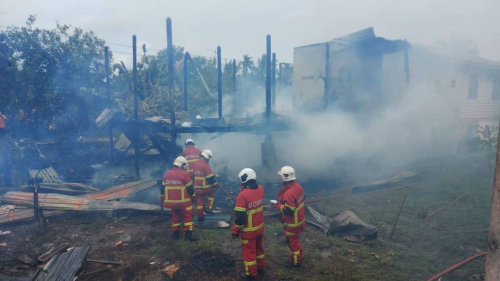 Kebakaran yang memusnahkan dua rumah di Kampung Kudei, pagi tadi.
