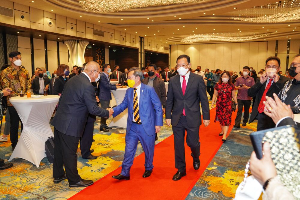 Dr Sim yang mewakili Premier diiringi Xing (kanan) semasa tiba pada Majlis Makan Malam Hari Kebangsaan China Ke-73 dan Ulang Tahun Ke-73 Penubuhan China di Kuching, malam Rabu. - Gambar Chimon Upon