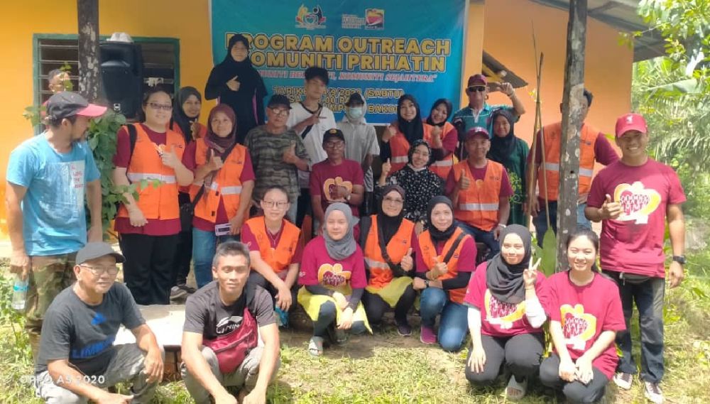 (Duduk tengah, dari kiri) Kassim, Hamidah dan Adrus bersama sukarelawan JKM pada Program Outreach Komuniti Prihatin di Kampung Bakol baru-baru ini.