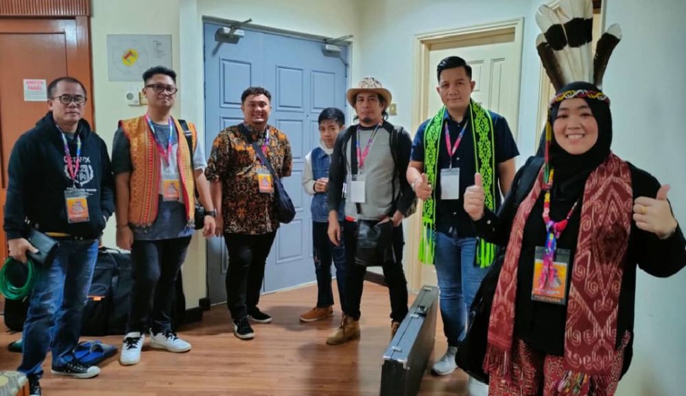 Roslan (lima kiri), Syafiqah (kanan) penyusun muzik Sutra Fadly Hamdan (kiri) dan anggota Sutra tiba di Labuan untuk menggegar BAF 2022, baru-baru ini.