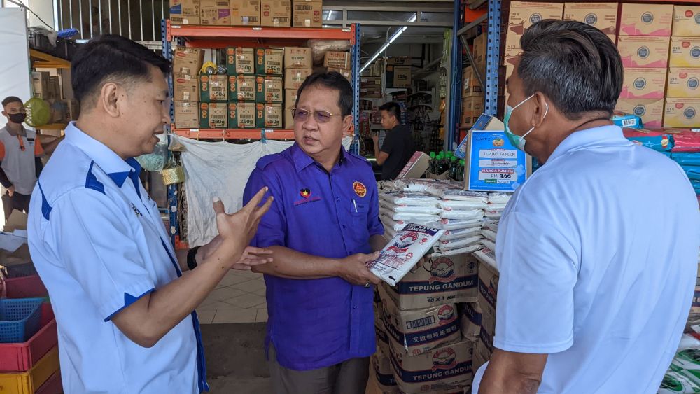 Safiee (tengah) bersama Salihin (kiri) pada JMKM di Daro pada Rabu lalu.