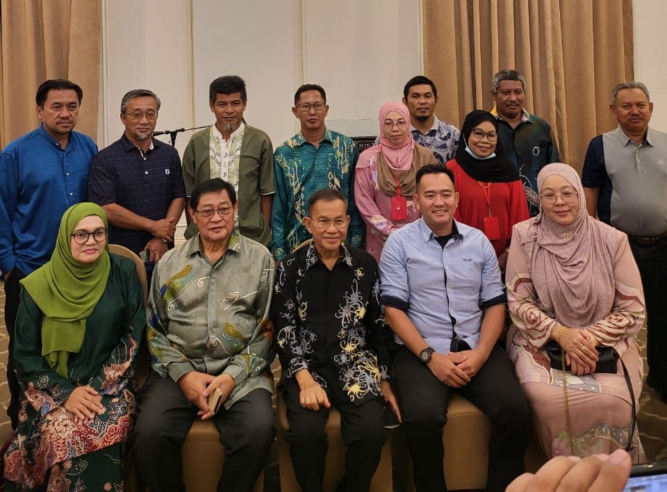 Wan Zain bersama Talip (tengah, duduk) serta tetamu lain pada perasmian penutupan Karnival Keusahawanan Anak Sarawak di Melaka, baru-baru ini.