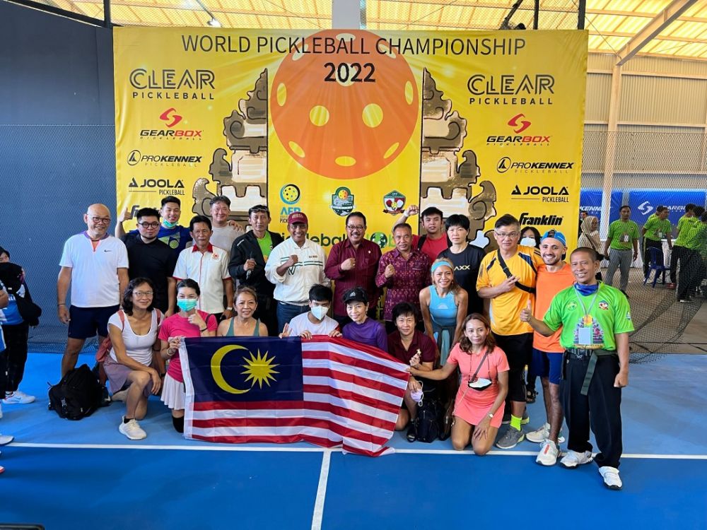 Pemain-pemain Malaysia bersama Naib Gabenor Bali, Dr Ir Tjok Oka Artha Ardhana Sukawati (berdiri di tengah) serta pegawai-pegawai kejohanan.