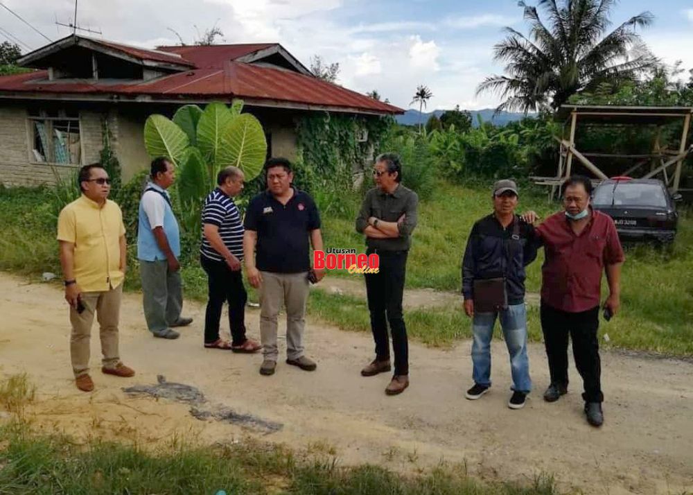  Annuar (tiga kanan) bersama rombongan UPPM Liawan turun padang meninjau projek-projek dibawah Peruntukan Khas Pembangunan ADUN yang sudah siap.