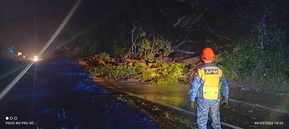  Tanah runtuh yang menjejaskan laluan lalu lintas di Jalan Kota Kinabalu- Sandakan berhampiran Bundu Tuhan di sini.