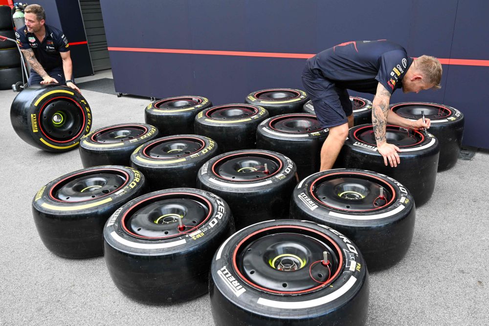 Kru pasukan Red Bull memeriksa keadaan tayar sebagai persiapan menjelang Formula 1 Grand Prix Singapura di Litar Marina Bay Street di Singapura. — Gambar AFP