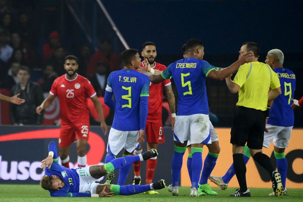 Neymar mengerang kesakitan selepas dijatuhkan semasa perlawanan persahabatan di antara Brazil dan Tunisia di Stadium Parc des Princes di Paris pada 27 September lalu. — Gambar AFP