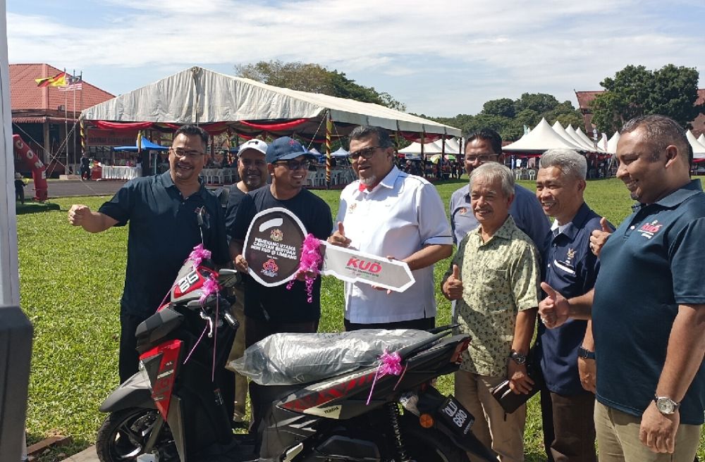 Hasbi (empat kiri) dan tetamu lain bersama hadiah berupa sebuah motosikal untuk pemenang bertuah sempena Mini KUD@Limbang.