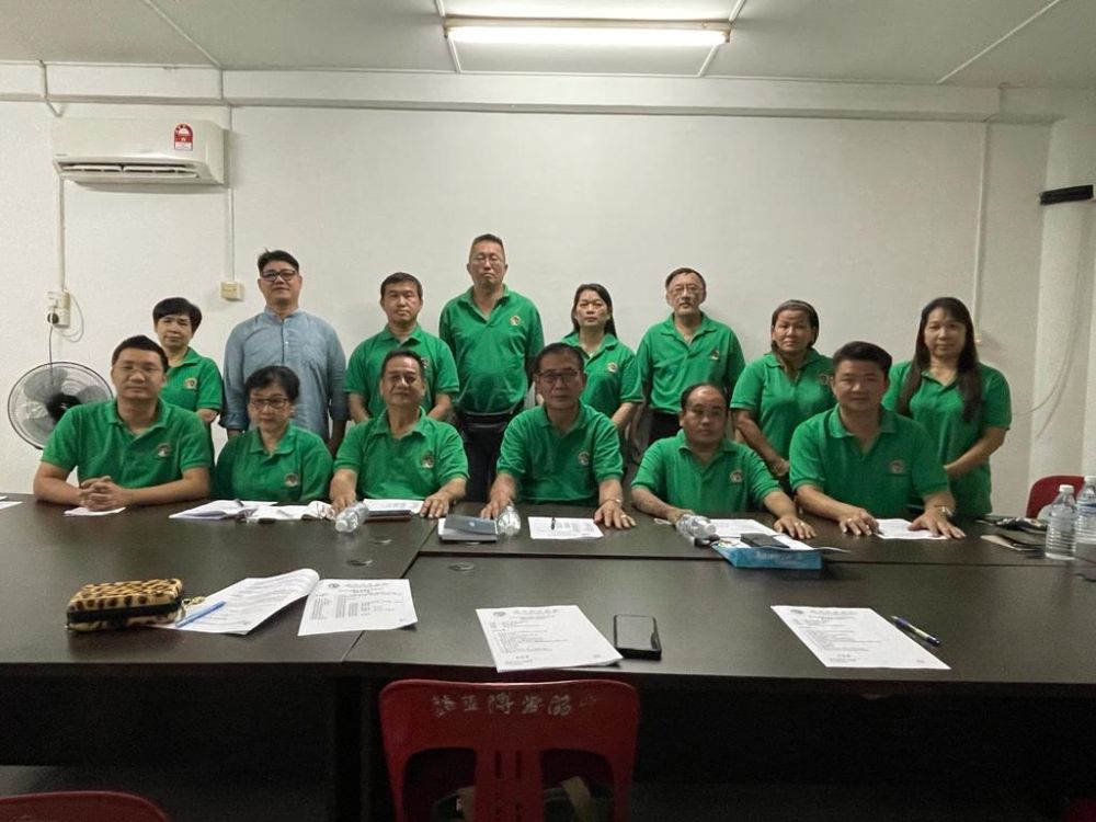 (Duduk, dari tiga kiri) Chew, Song, Tam (duduk kanan) dan ahli Sibu Life Care Society semasa sidang media pada Khamis.