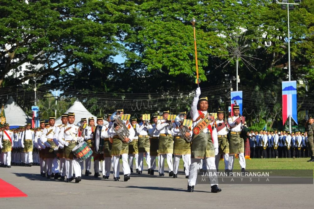  Upacara perbarisan diiringi kumpulan pancaragam ATM.