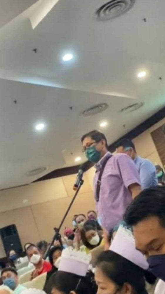 Chris bercakap dengan Khairy semasa lawatan Menteri Kesihatan itu ke Hospital Umum Sarawak (HUS) baru-baru ini.