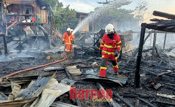  Pasukan bomba menjalankan pemeriksaan akhir bagi memastikan kebakaran padam sepenuhnya.