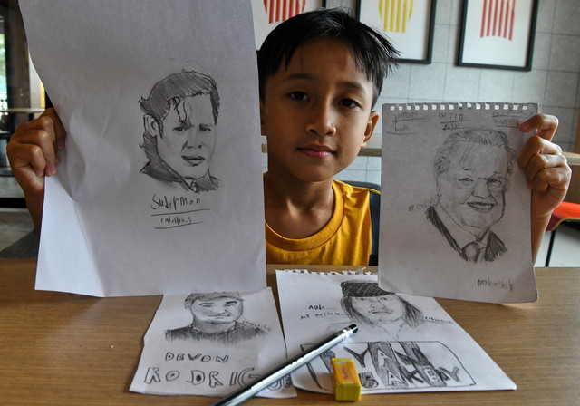 Fateh yang merupakan anak keempat daripada lima beradik itu banyak belajar melukis melalui YouTube seperti Amamijan, Ali Haider dan Devon Rondriguez dan mengambil masa 15 hingga 20 minit bagi menyiapkan sebuah potret. - Gambar BERNAMA 