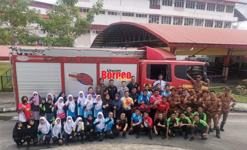  Sebahagian peserta gotong-royong merakamkan gambar kenangan bersama pasukan bomba daerah Tuaran.