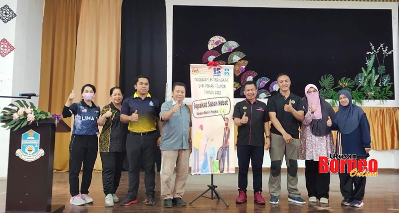  Makmur (empat kanan) merasmikan majlis penutupan Program Gotong-Royong Perdana SMKPT 2022.