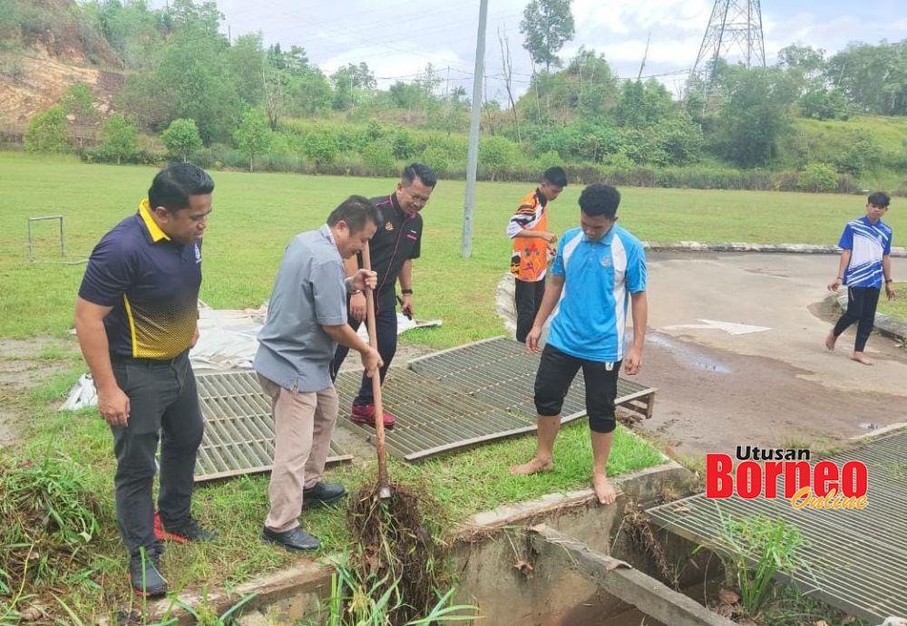  Kerja-kerja membersihkan parit dilakukan.