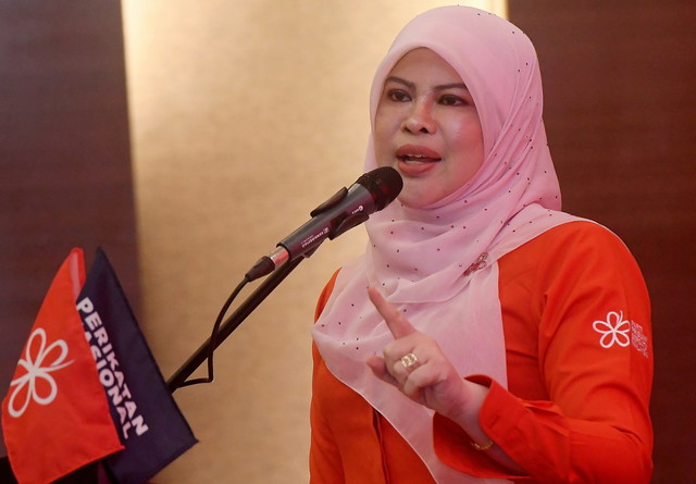 Rina berucap pada Majlis Perasmian Persidangan Bahagian dan Pelancaran Jentera Pilihan Raya Bersatu Selangor di sebuah hotel semalam. - Gambar BERNAMA 