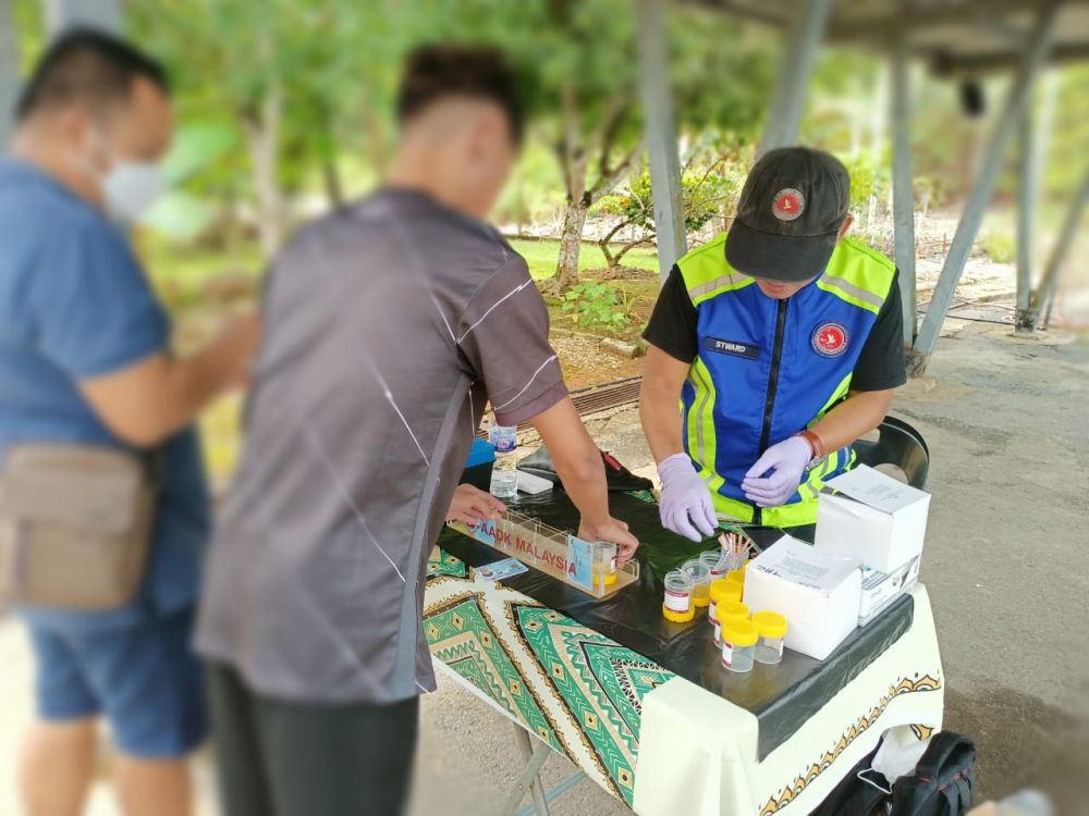  Pengguna jalan raya yang diarahkan untuk membuat saringan air kencing oleh AADK.