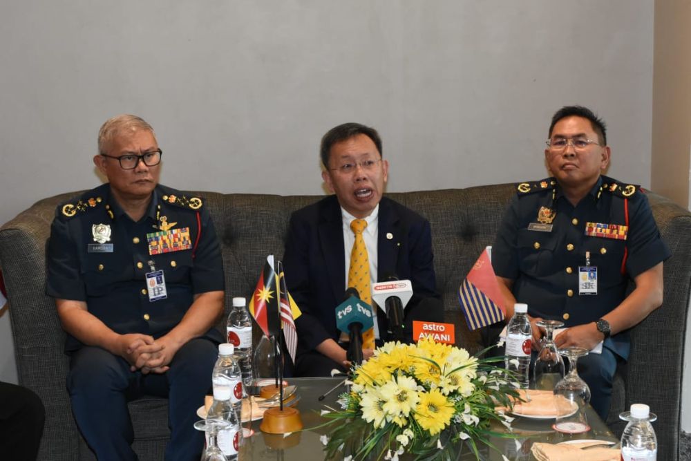  Dr Sim (tengah) bersama Mohammad Hamdan (kiri) dan Khirudin pada sidang media di sebuah hotel di Kuching,hari ini.