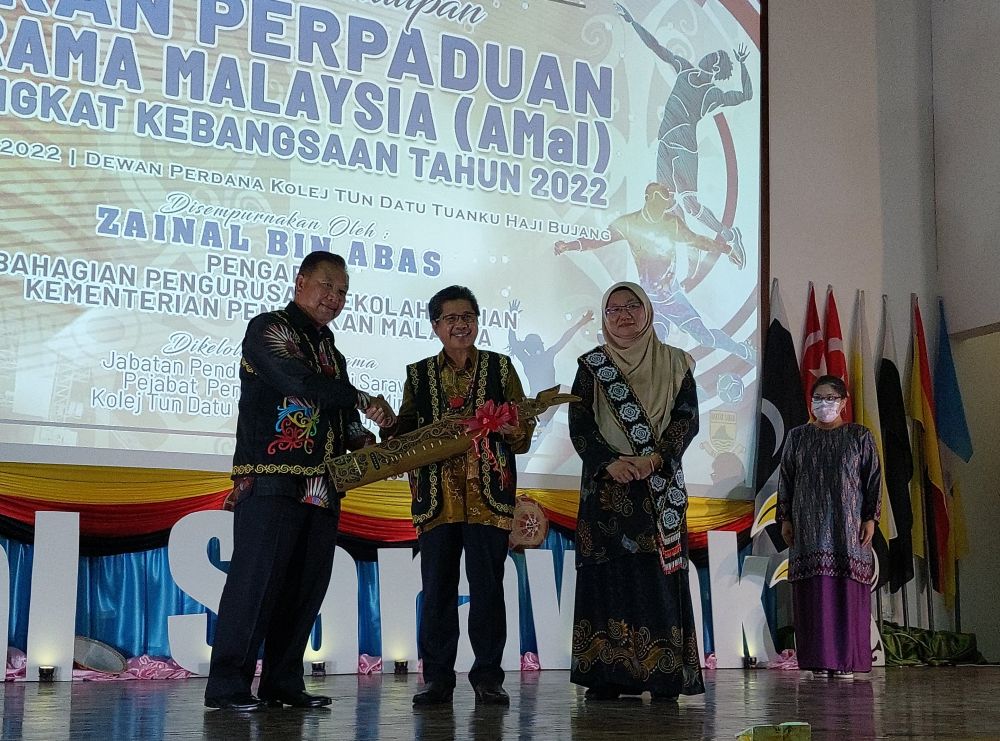 Raisin menerima cenderamata daripada Azhar (kiri) selepas menyempurnakan Majlis Penutupan Program Sukan Perpaduan Murid Asrama Malaysia Peringkat Kebangsaan 2022 di Miri malam tadi.