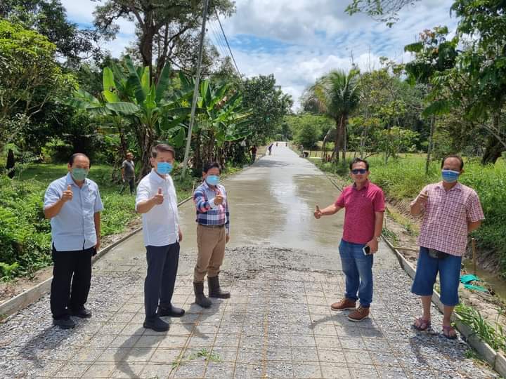  Ding bersama rombongan melakukan lawatan kerja ke tapak pembinaan Jalan Tong Ah di Bintangor.