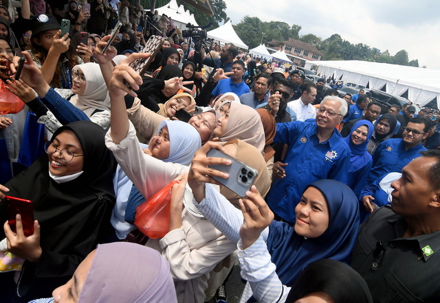 Ismail Sabri (tengah) sempat bertemu dan meluangkan masa bersama mahasiswa sebelum membuat lawatan ke reruai pameran pada Program Idea Bina Negara di Padang Kawad Universiti Teknologi Mara (UiTM), Shah Alam hari ini. - Gambar BERNAMA 