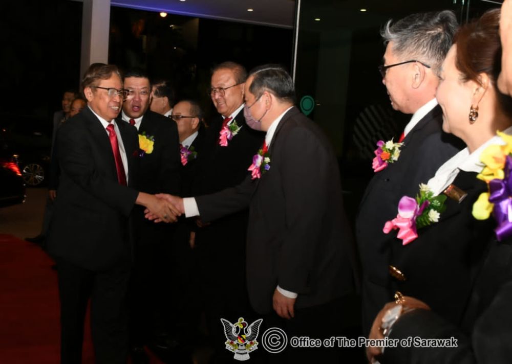 Abang Johari disambut sebaik tiba di Majlis Makan Malam Sempena Pelantikan AJK Persekutuan Persatuan Cina Sarawak bagi tahun 2022-2025.- Gambar Pejabat Premier Sarawak