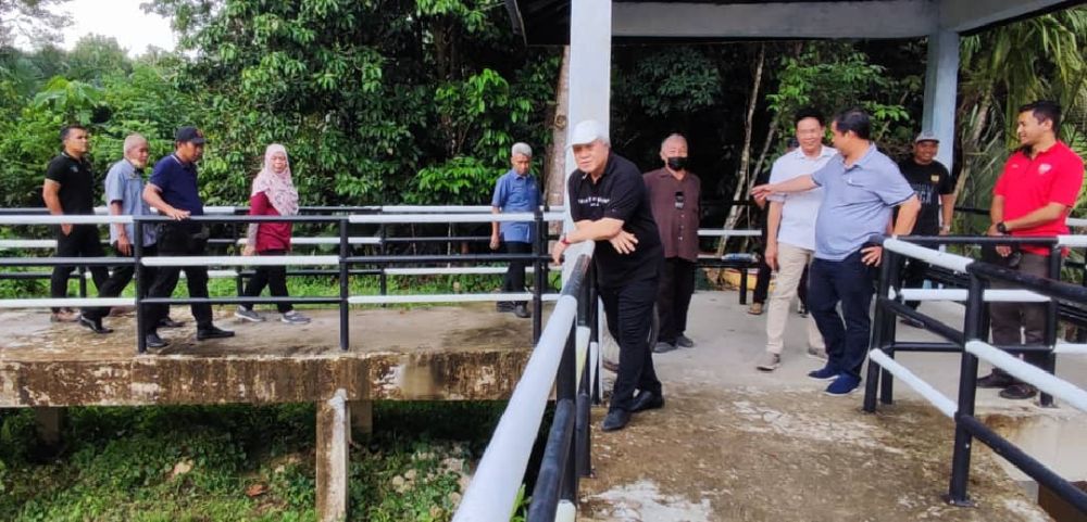 Awang Tengah (enam kanan) Awangku Jinal (tiga kanan) dilihat memberi perhatian kepada potensi kawasan jeti Kampung Bangkatan untuk dijadikan kawasan rekreasi dan pelancongan.