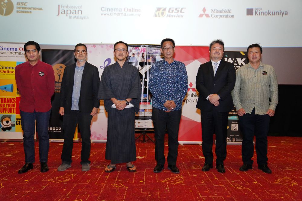 Abdul Karim (tiga kanan) bersama (dari kiri) Dzulfrizal, Johnny, Masashi Shiraishi, Seiya Shimada (dua kanan) dan Donald (kanan) merakamkan gambar kenangan selepas perasmian JFF 2022 pada malam Rabu. – gambar Chimon Upon