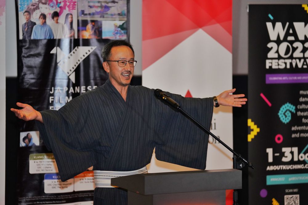 Masashi Shiraishi menunjukkan yukata (pakaian tradisional Jepun) yang dipakainya pada malam tersebut. – gambar Chimon Upon