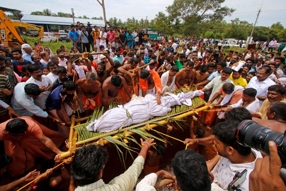 Orang ramai mengangkat buaya Babia di kuil tasik Ananthapura semasa upacara penguburan di Kasaragod, negeri Kerala kelmarin. — Gambar AFP