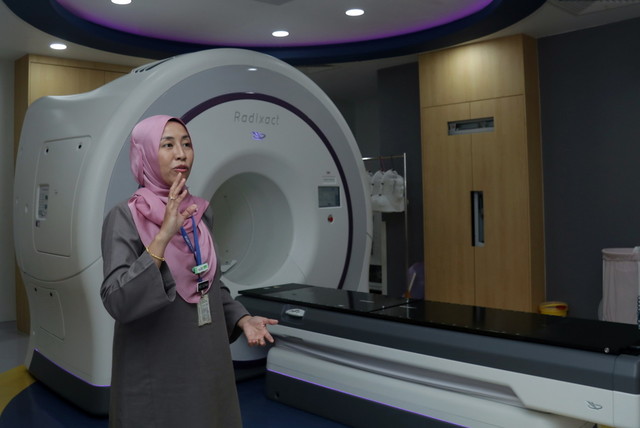 Dr Ros Suzanna menunjukkan mesin rawatan radioterapi yang merupakan antara kemudahan perubatan yang terdapat di HKL. - Gambar BERNAMA 
