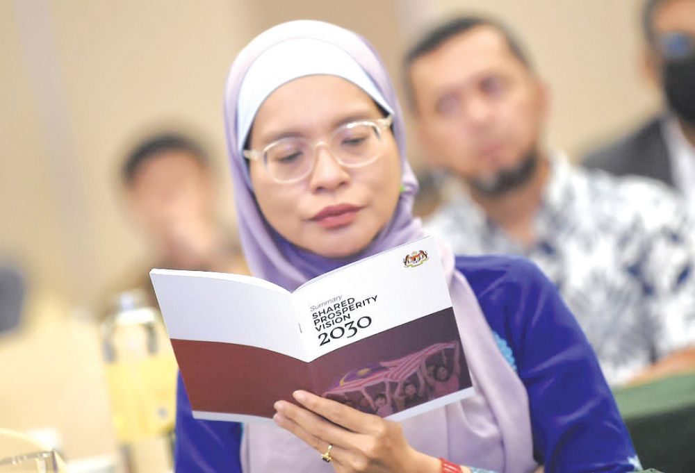 Salah seorang peserta Seminar Kebangsaan Pemulihan Negara dan Keterangkuman Sosial di Putrajaya membaca rumusan Wawasan Kemakmuran Bersama 2030 (WKB2030) baru-baru ini. 